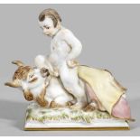 "Tierkreiszeichen Stier". OriginaltitelAuf rechteckiger Plinthe stehender Putto mit Tuch, sich an