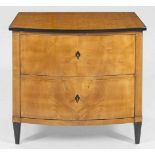 Biedermeier-KommodeKirschbaum, furniert und teilw. ebonisiert. Gerader Korpus auf konischen