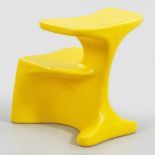 "Sitzgerät" von Luigi ColaniModell "Der Colani". Gelber Polyethylen. Organisch geformter Korpus