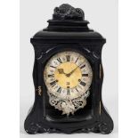 Große Barock-UhrHolz, schwarz lackiert. Seitlich bombiertes Uhrengehäuse aus eingerollten Voluten