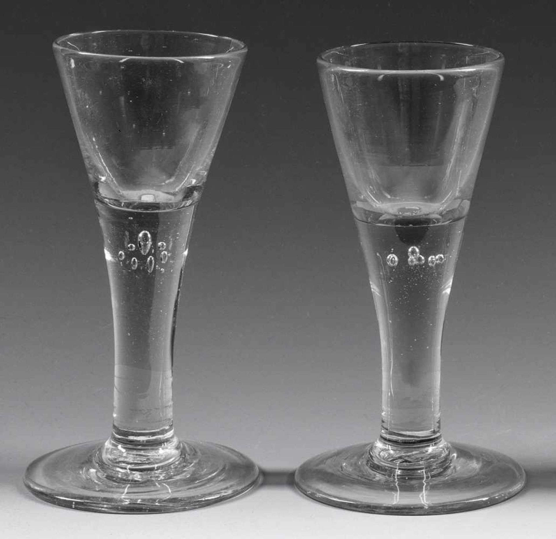 Paar Lauensteiner Barock-PokaleFarbloses, leicht graustichiges Glas. Spitzkelchform, im massiven
