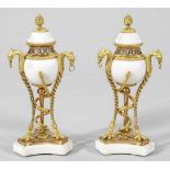 Paar feine Louis XVI-Cassolettesals Brûle-Parfums bzw. 1-flg. Kerzenleuchter. Bronze, feuervergoldet