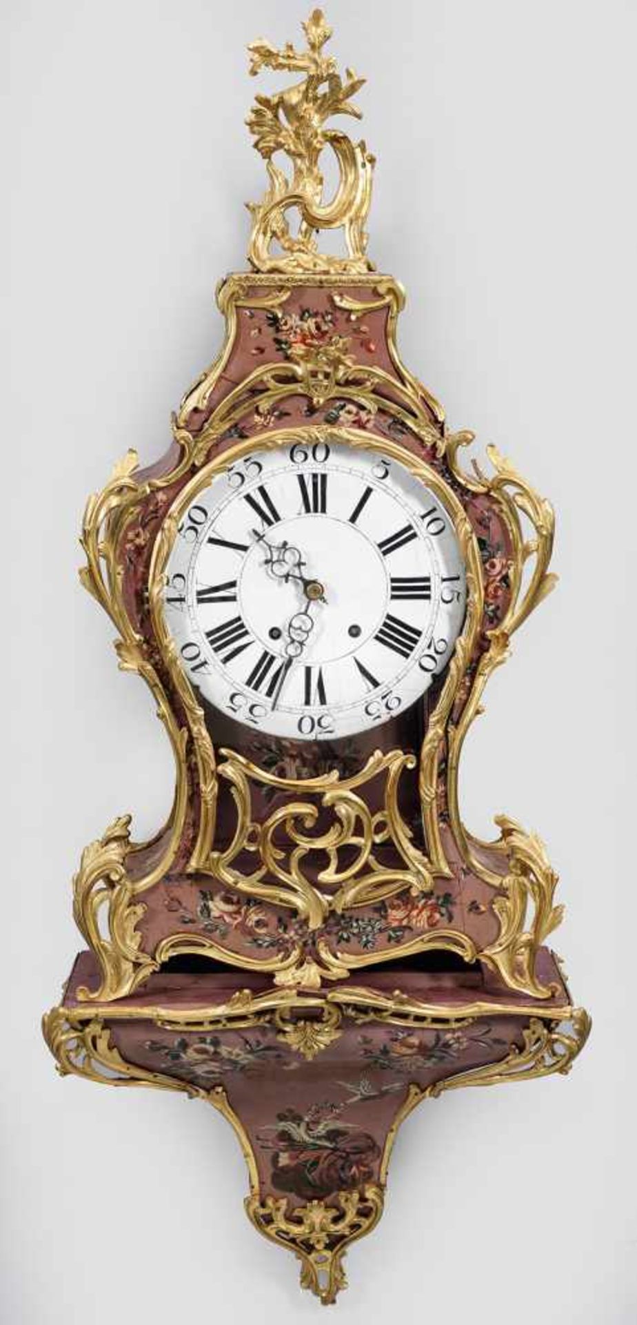 Große Louis XV-Pendule mit KonsoleFlächendeckender himbeerfarbener Lackfond mit polychromen