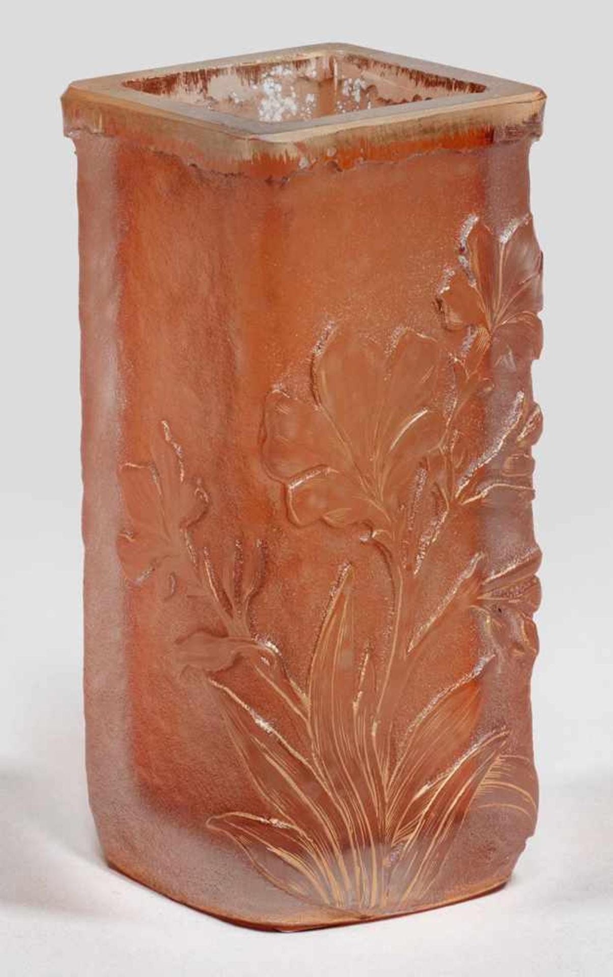 Ziervase mit floralem DekorBecherform mit quadratischen Querschnitt. Apricotfarbenes Glas.