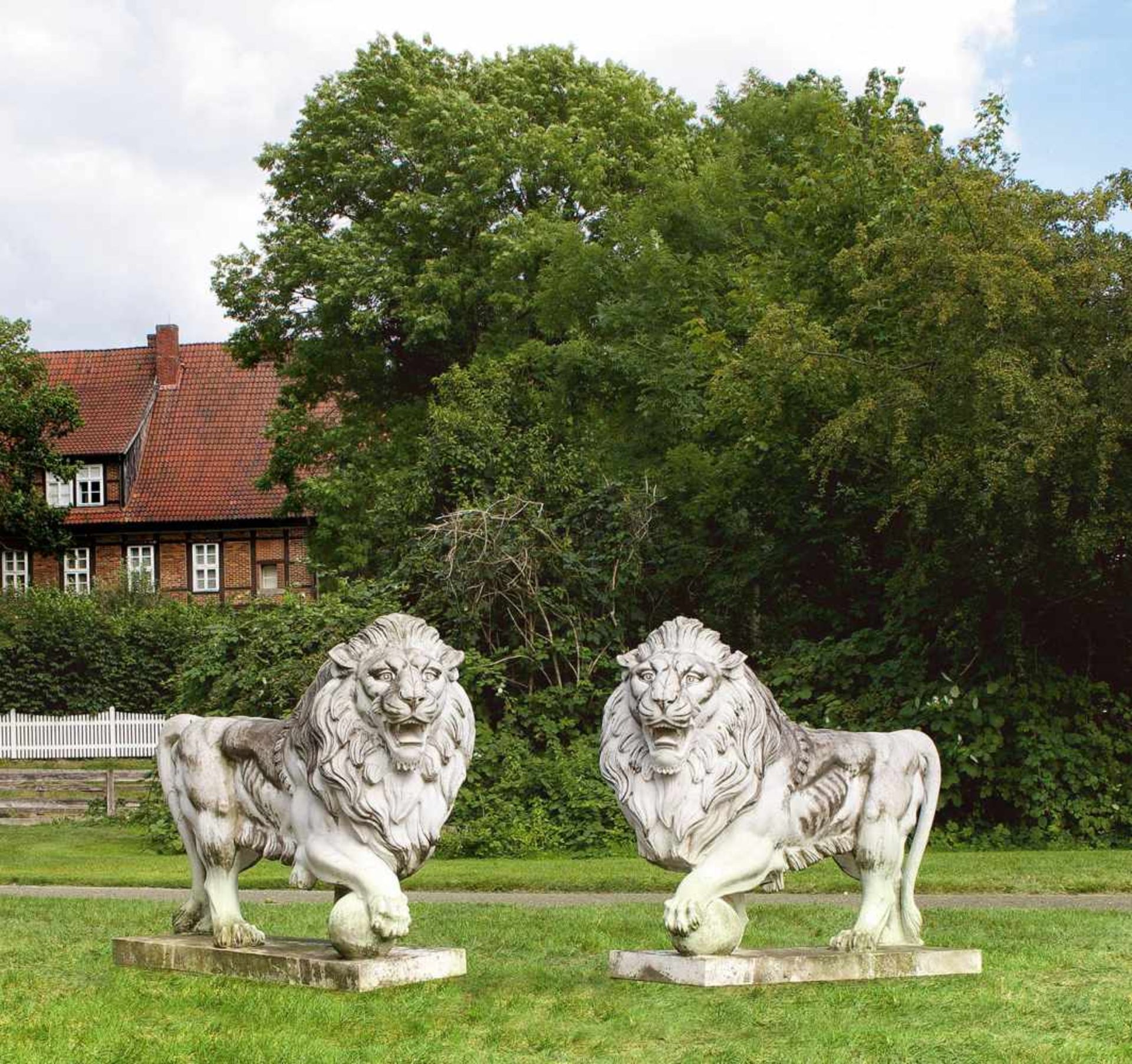 Paar monumentale Löwen als ParkskulpturenPaar monumentale Löwen als Parkskulpturen