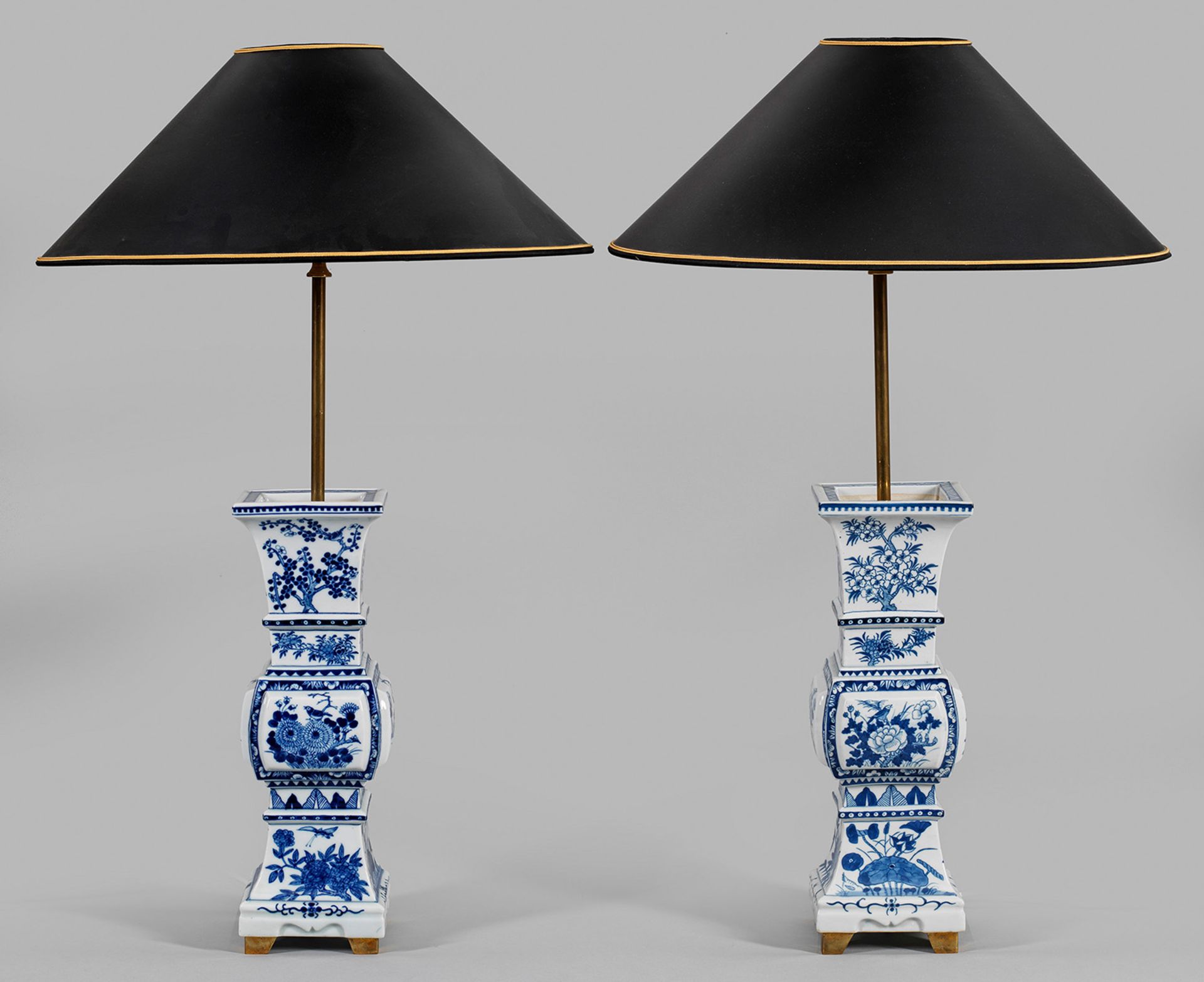 Paar Blauweiß-Vasen als TischlampenPaar Blauweiß-Vasen als Tischlampen montie