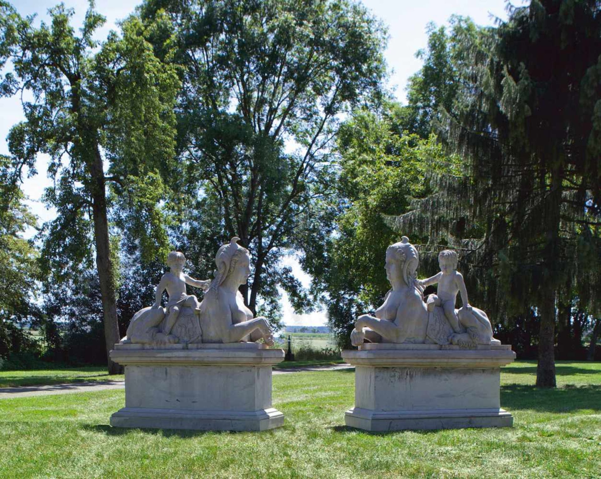 Paar monumentale Sphingen mit Putten als ParkskulpturenPaar monumentale Sphingen mit Put