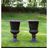 Paar GartenvasenPaar Gartenvasen Gusseisen, schwarz lackiert. Über quadratisch