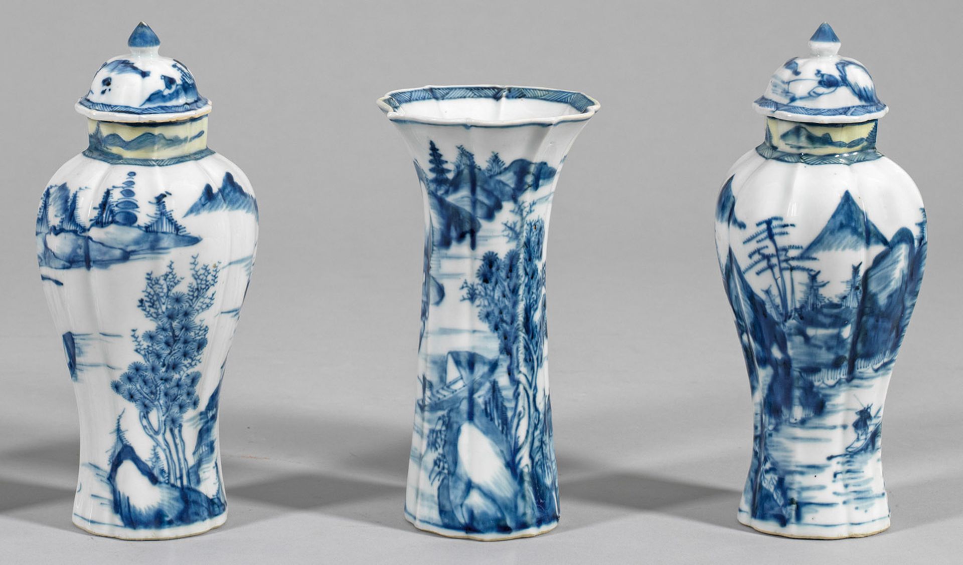 Drei Blauweiß-Vasen mit FlußlandschaftDrei Blauweiß-Vasen mit Flußlandschaft <b
