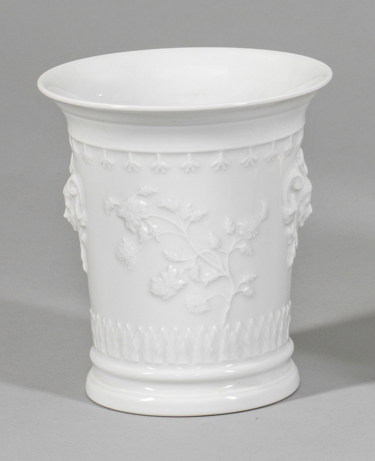 Vase mit MaskeronsVase mit Maskerons Weißporzellan, reliefiert mit Blütenzwei