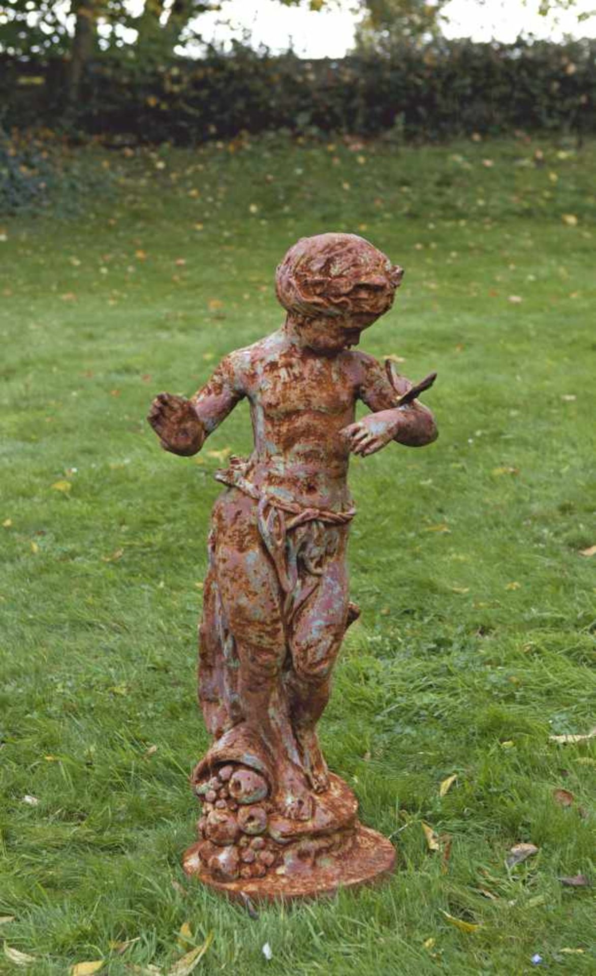 Statue eines Mädchens mit Schmetterling als ParkskulpturStatue eines Mädchens mit Schm