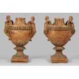 Paar große "Egyptian Revival"-VasenPaar große "Egyptian Revival"-Vasen Terrak