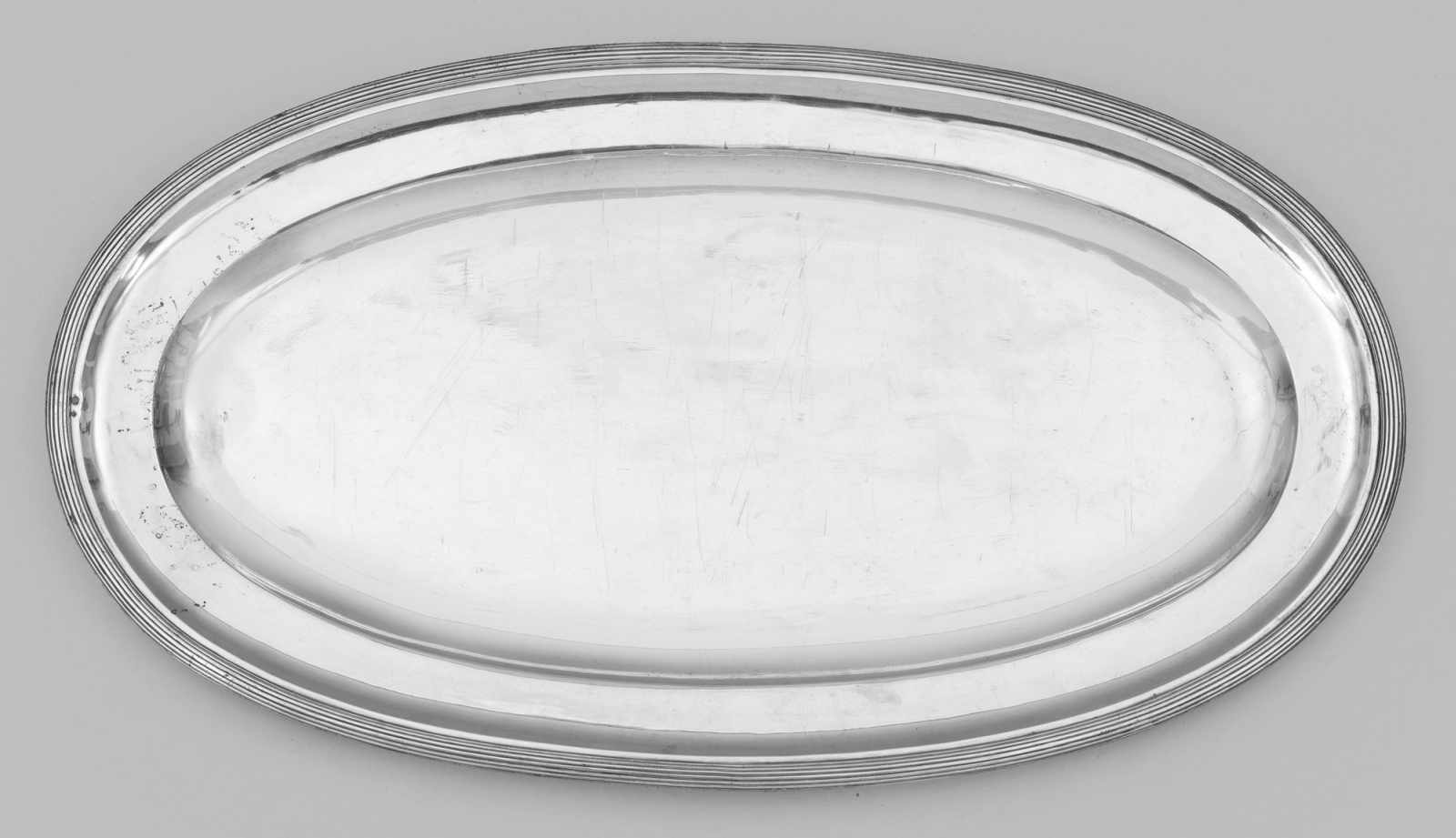 TablettTablett Silber. Oval mit glattem Spiegel. Breite, gering ansteigende Fah