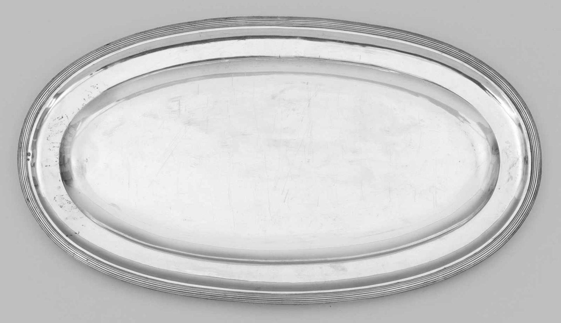 TablettTablett Silber. Oval mit glattem Spiegel. Breite, gering ansteigende Fah