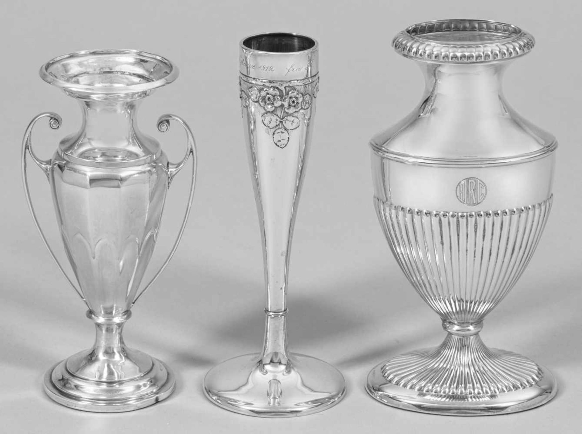 Drei kleine VasenDrei kleine Vasen Silber. Runder bzw. ovaler Stand, teilw. bes