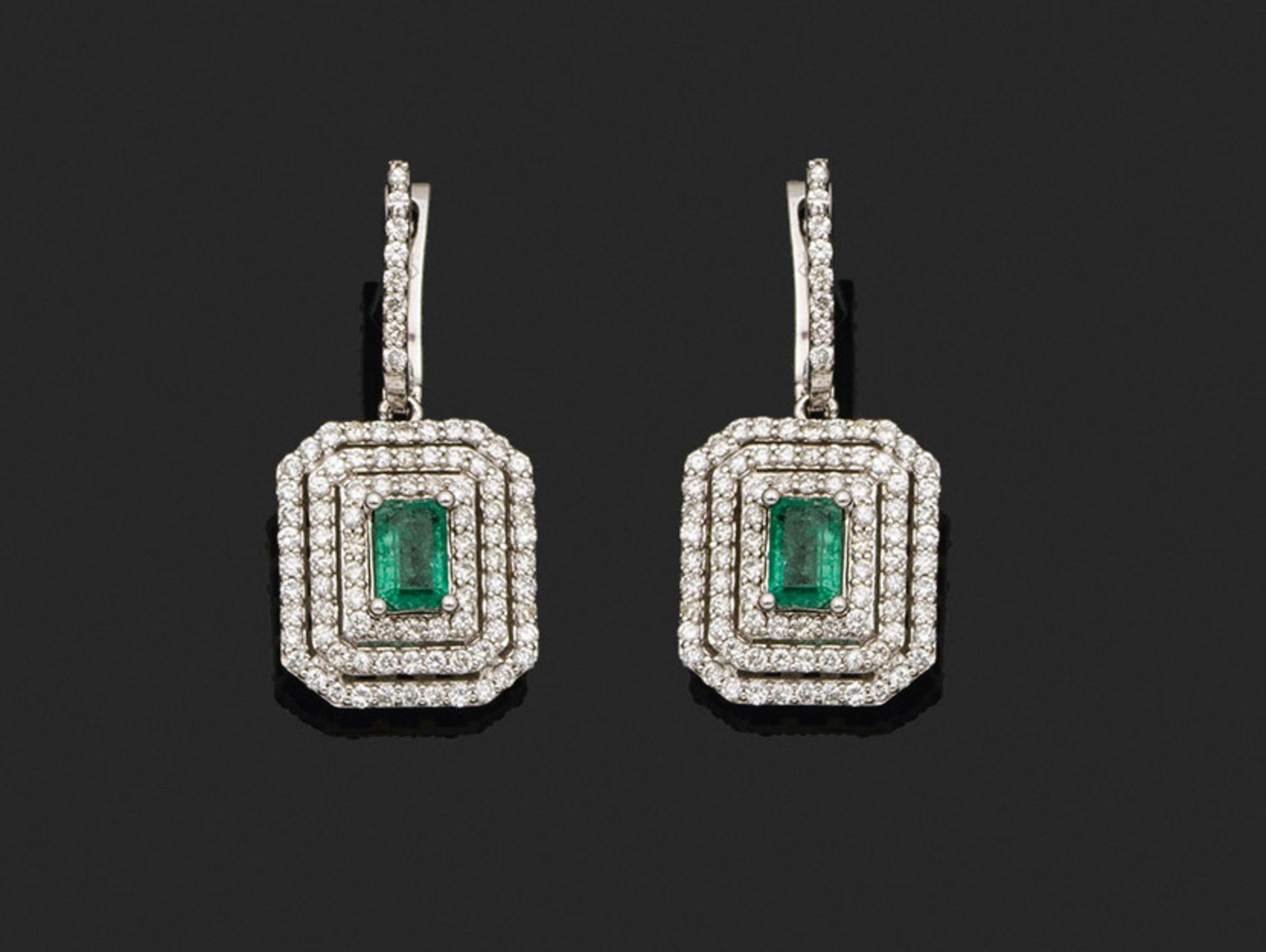 Paar dekorative Smaragd-Ohrgehänge