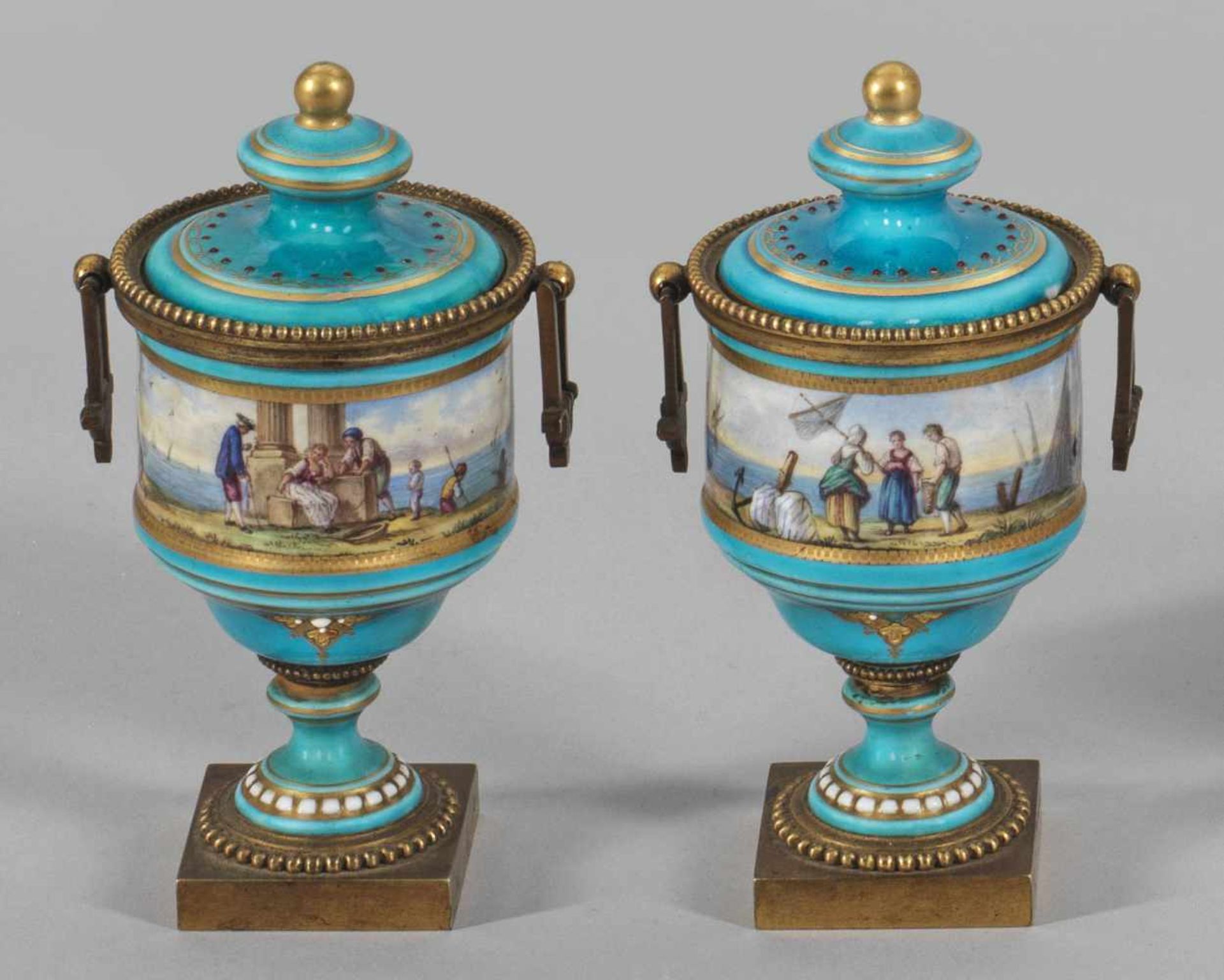 Paar Miniatur-Deckelvasen im Sèvres-Stil