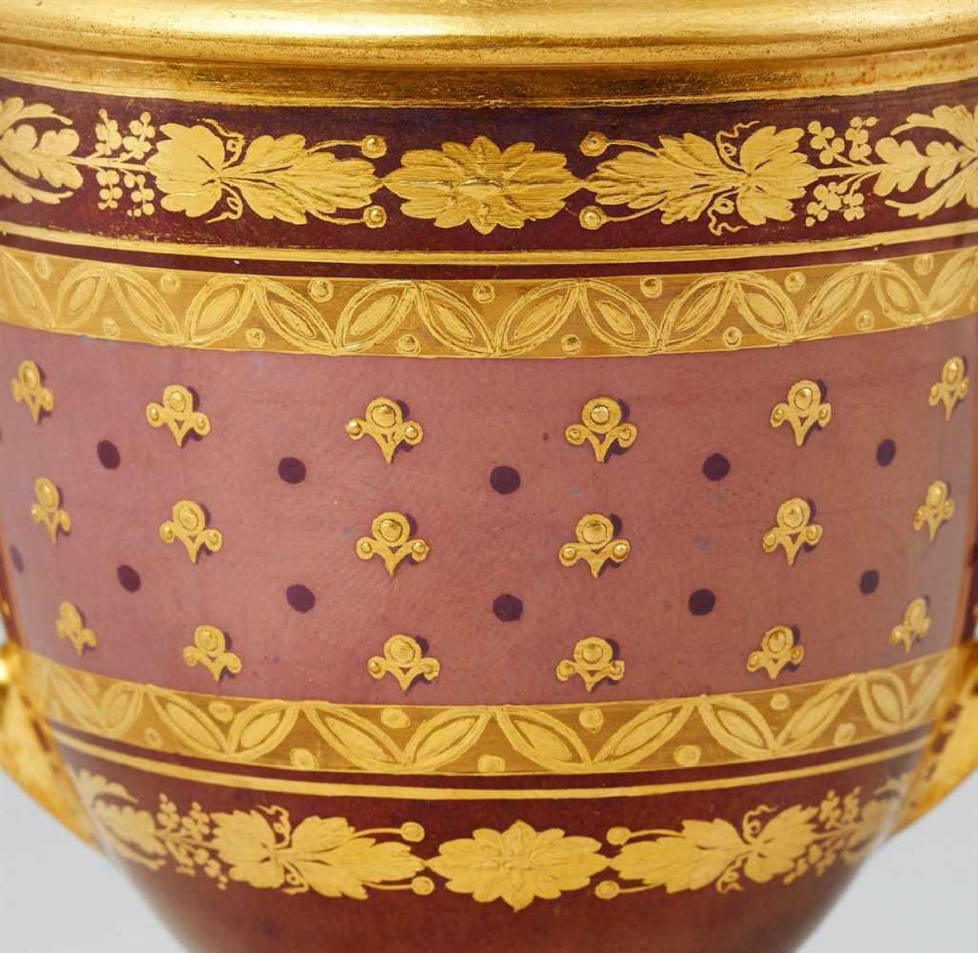 A small Vienna porcelain vase with lustre groundUrn with angular handles and cover with a pinecone - Bild 2 aus 3