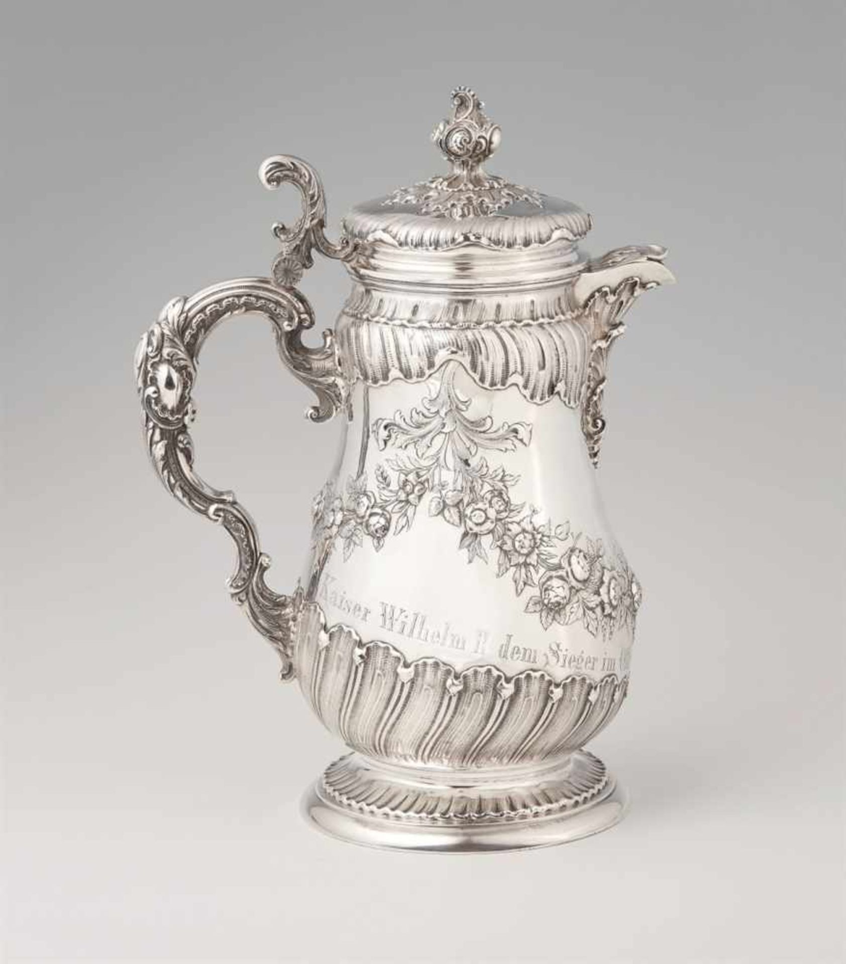 A Berlin silver horse racing trophyA large pear-form pitcher with slip lid, engraved "Kaiser Wilhelm - Bild 8 aus 11