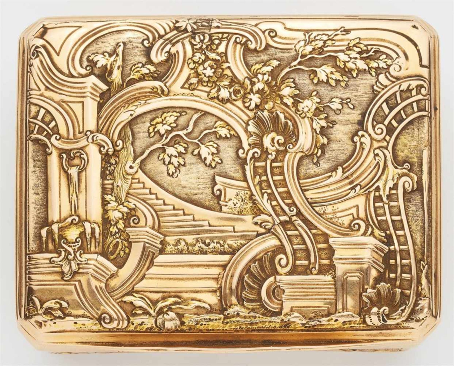 An 18k gold Frederician snuff boxMoulded rectangular box with curved push-button. Decorated to all - Bild 6 aus 9
