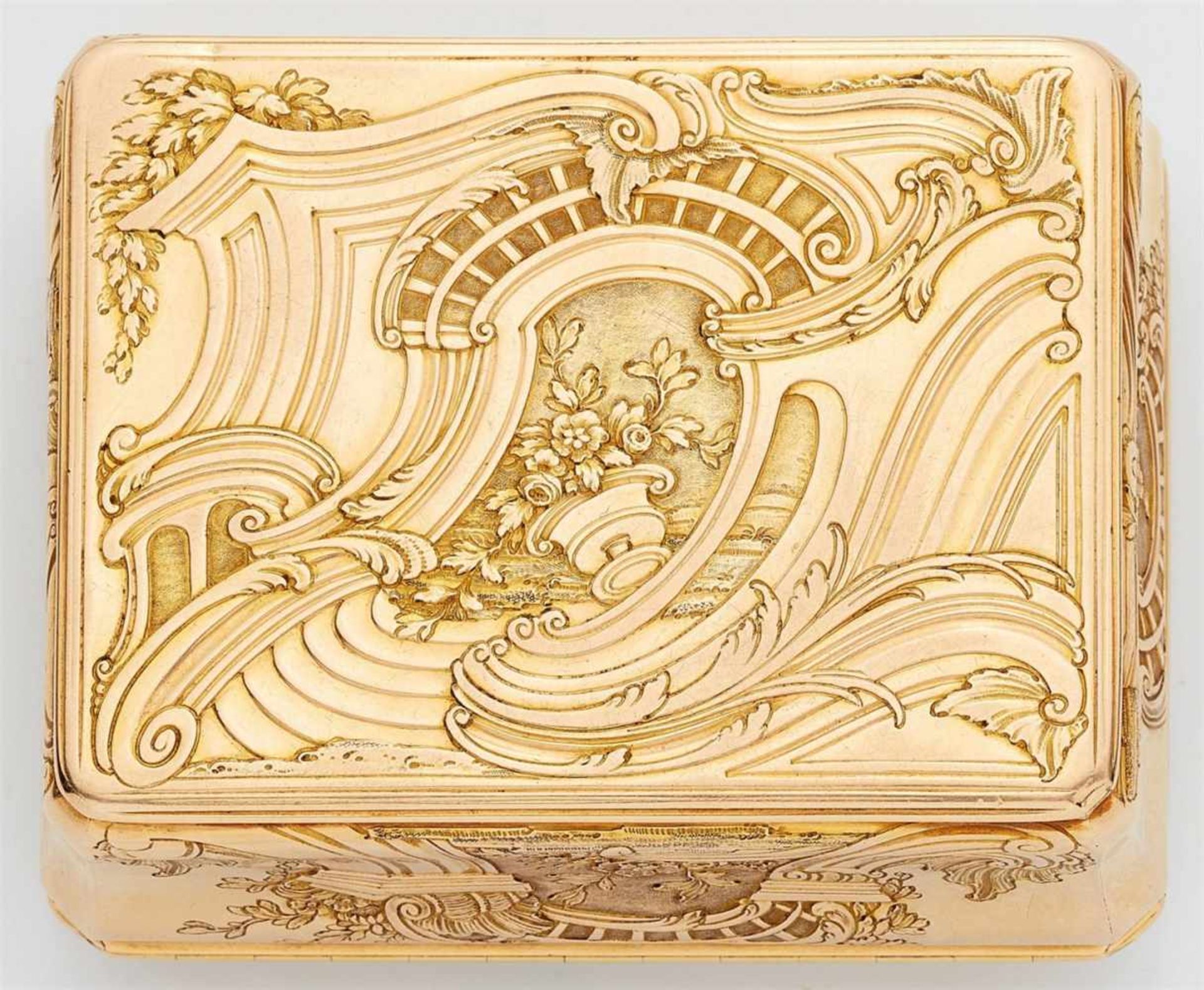 An 18k gold Frederician snuff boxMoulded rectangular box with curved push-button. Decorated to all - Bild 3 aus 9