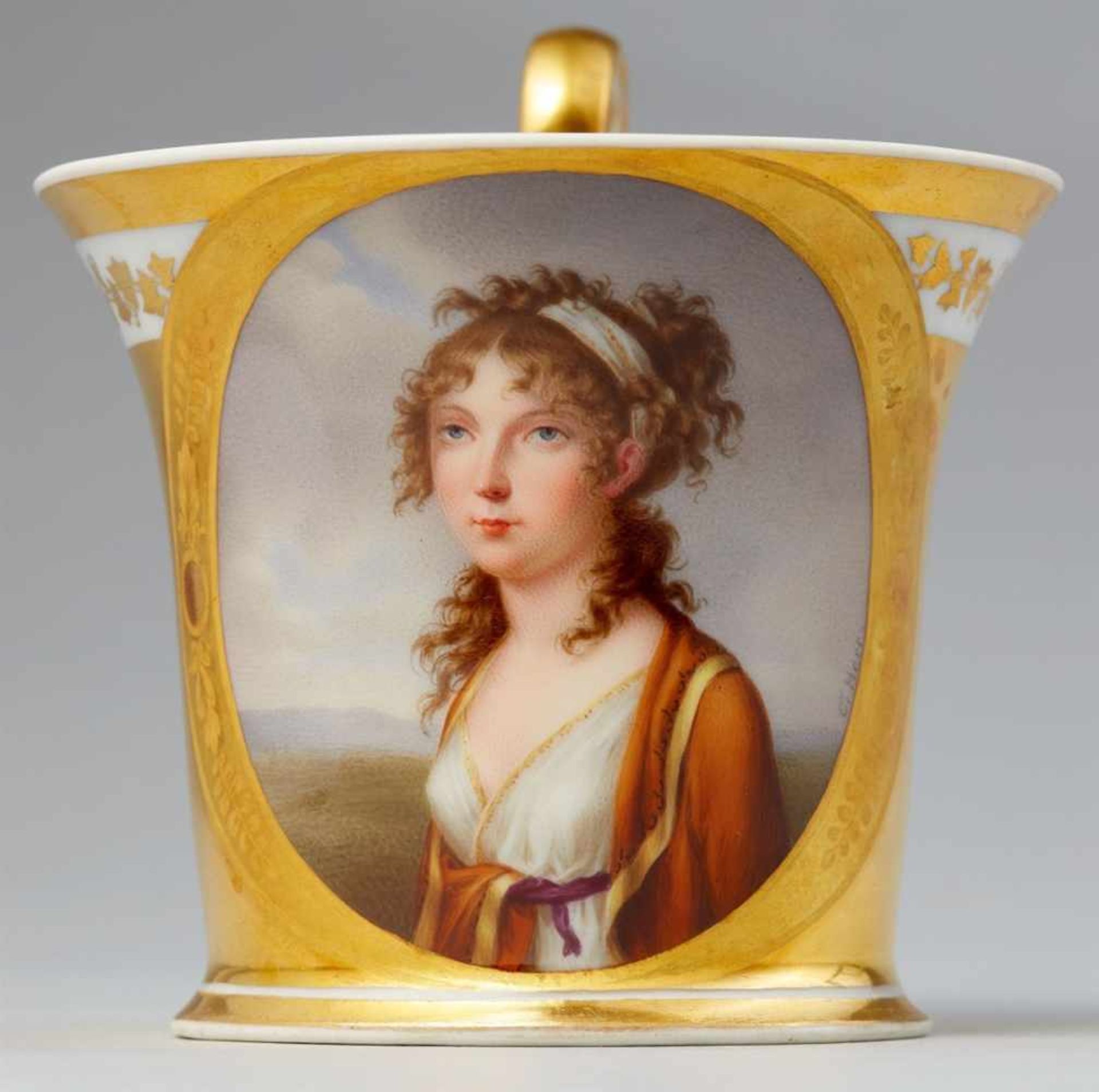 A Vienna porcelain cup and saucer with a portrait of a young ladyBell-shaped cup with tall scroll - Bild 2 aus 3