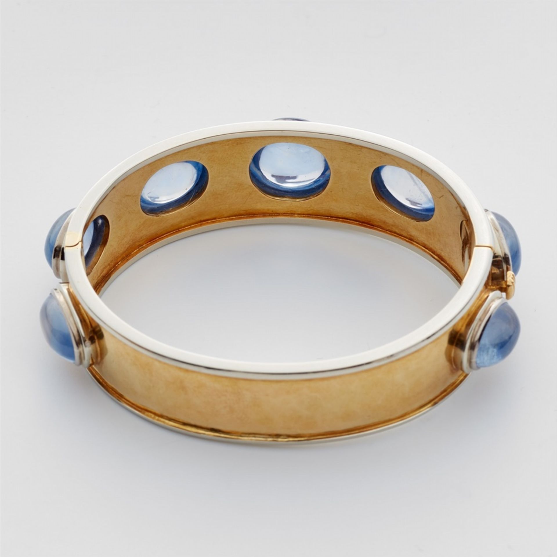 An 18k gold and Ceylon sapphire bracelet18 kt white and yellow gold Slightly convex bi-colour gold - Bild 2 aus 3