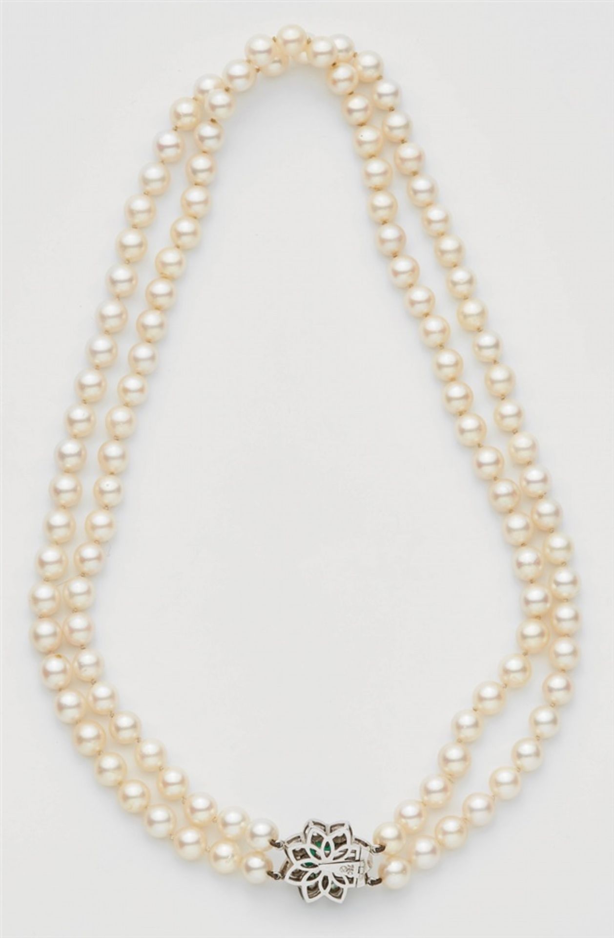 A cultured pearl necklace with an 18k gold diamond and emerald clasp.A two-stranded necklace of 54/ - Bild 2 aus 2