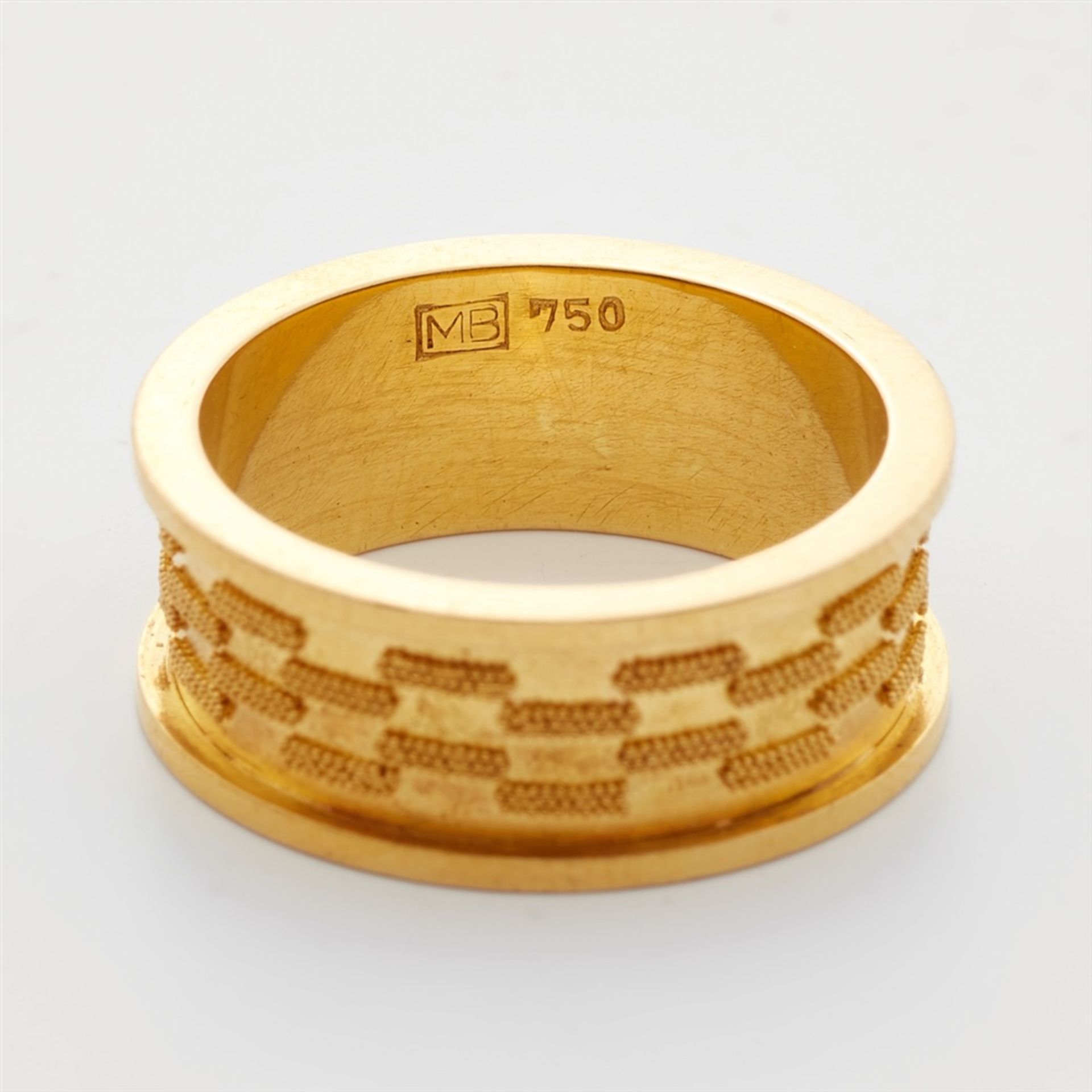 An 18k gold ring with granulationGold ring with moulded edges and a brickwork design in fine - Bild 3 aus 3