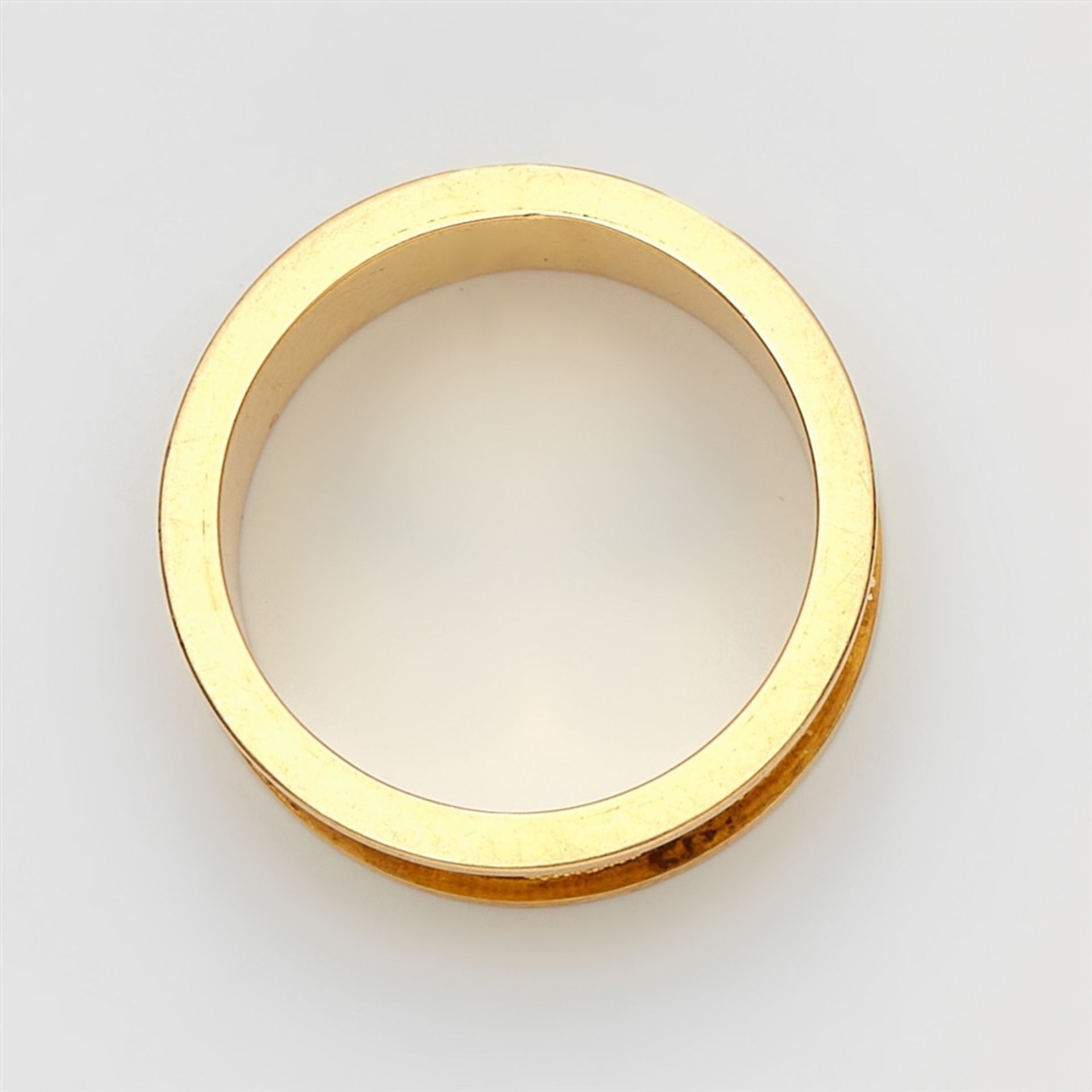 An 18k gold ring with granulationGold ring with moulded edges and a brickwork design in fine - Bild 2 aus 3