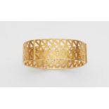 An 18k gold bangleDesigned as a gold band with fine pierced geometric decor and embossing. W 2 cm.