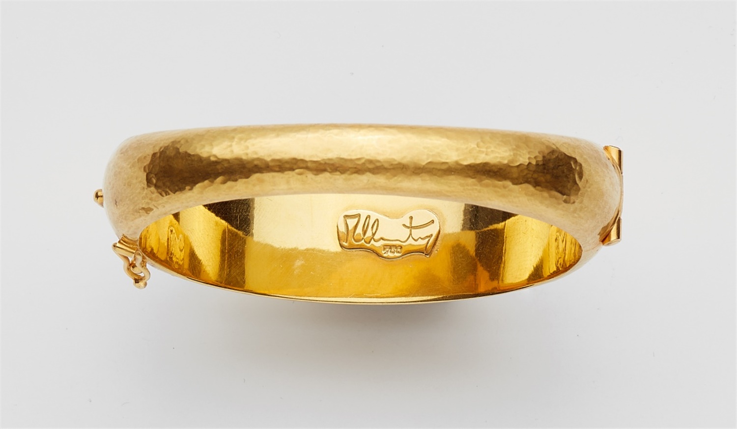 An 18k gold carnelian scarab bangleForged bangle with martelé decor with an ancient Egyptian - Image 3 of 3