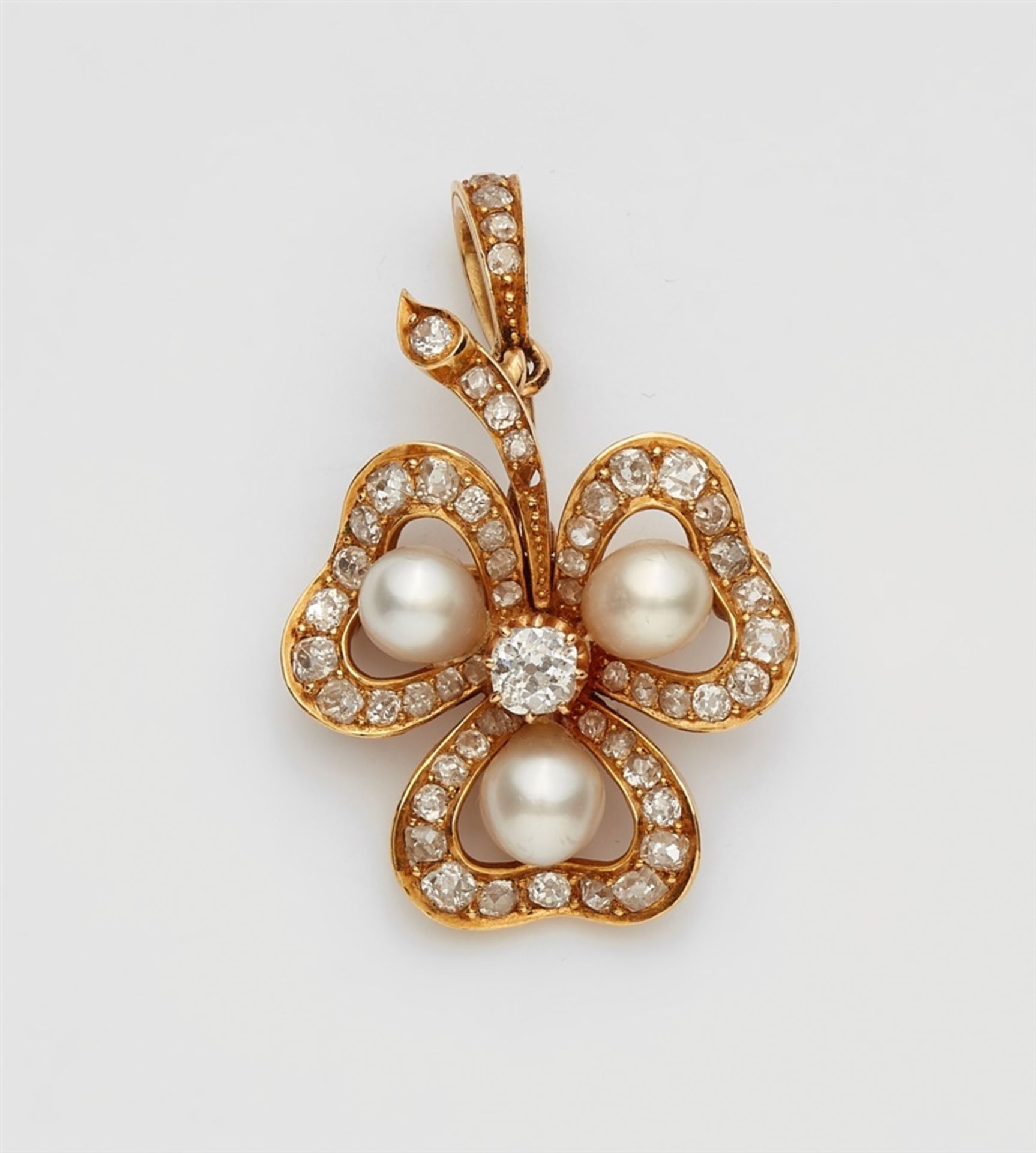 An 18k gold, diamond and pearl pendant broochClover-shaped brooch set with 55 cushion shaped old-cut