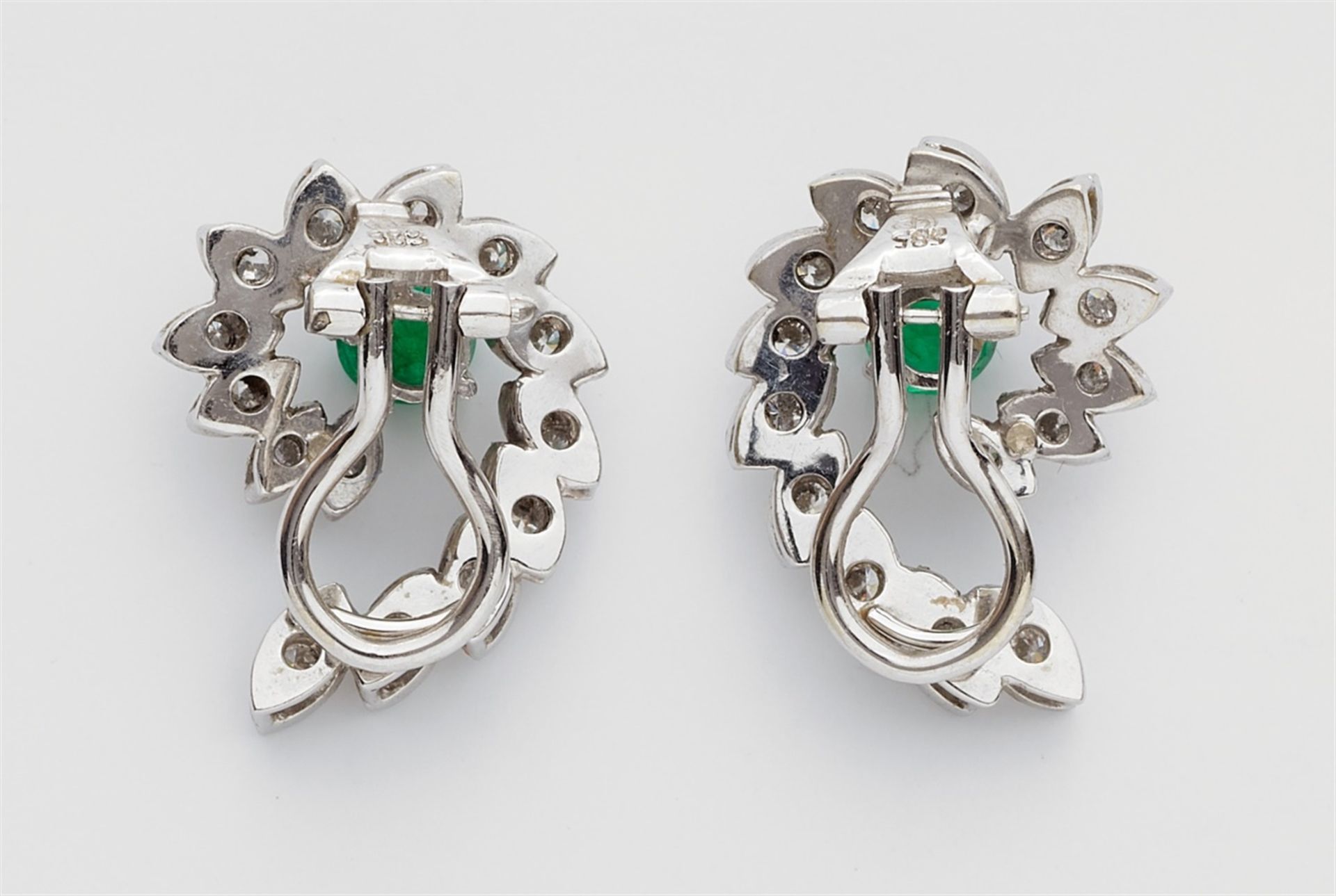 A pair of 14k white gold and emerald clip earringsEscargot-Form earrings set with 28 brilliant-cut - Bild 2 aus 2