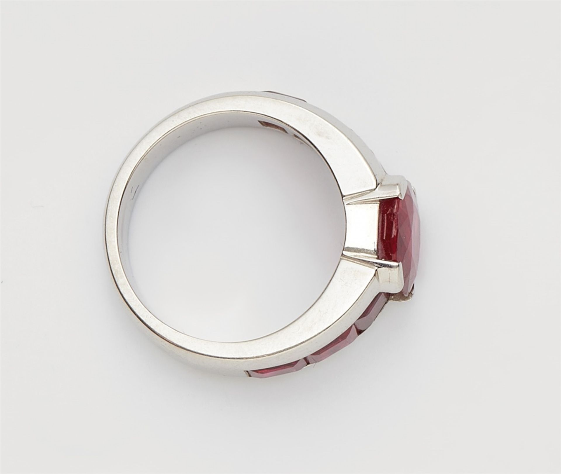 A platinum and ruby ringThe ring band set with six carré-cut rubies (in total c. 4 ct, very fine - Bild 2 aus 6