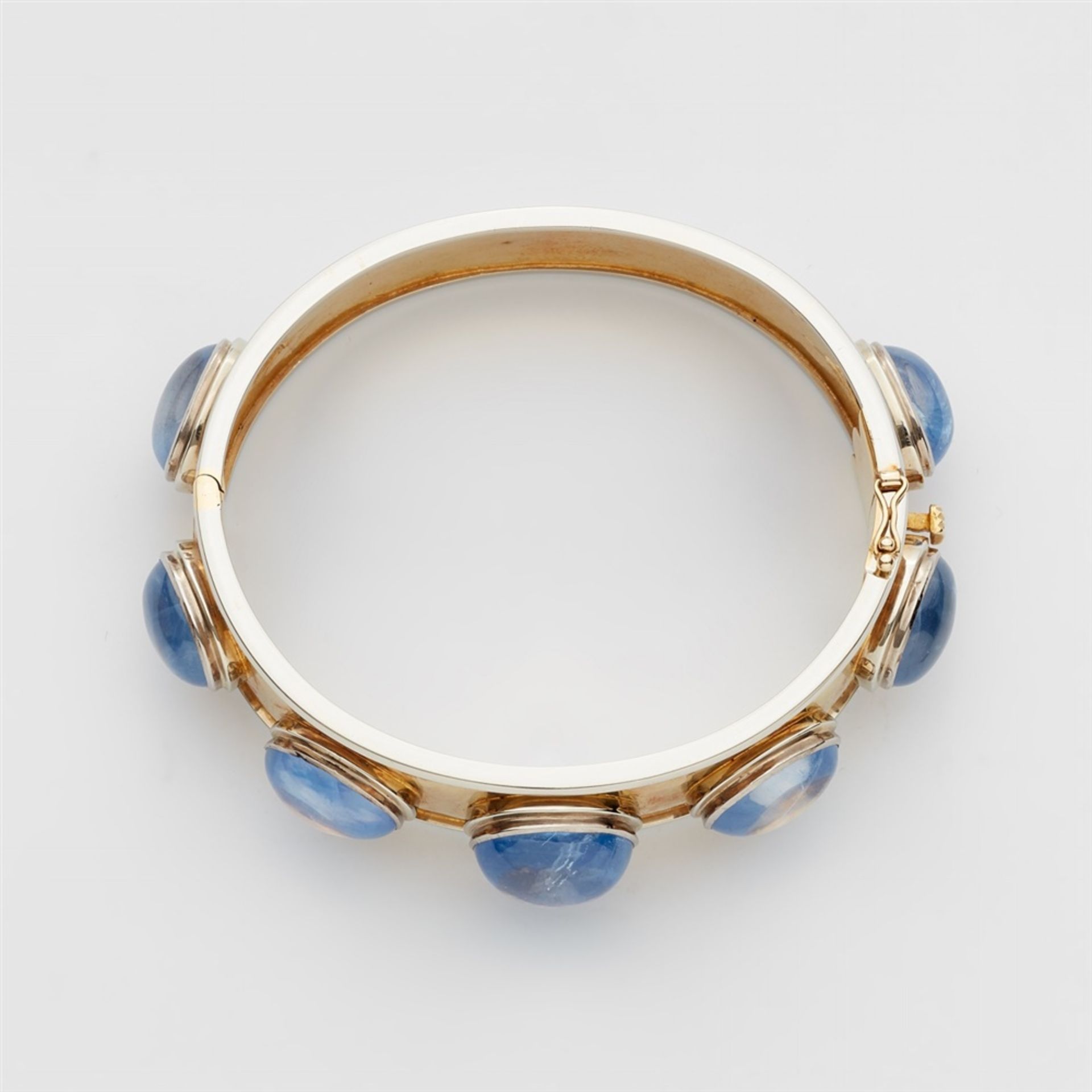 An 18k gold and Ceylon sapphire bracelet18 kt white and yellow gold Slightly convex bi-colour gold - Bild 3 aus 3