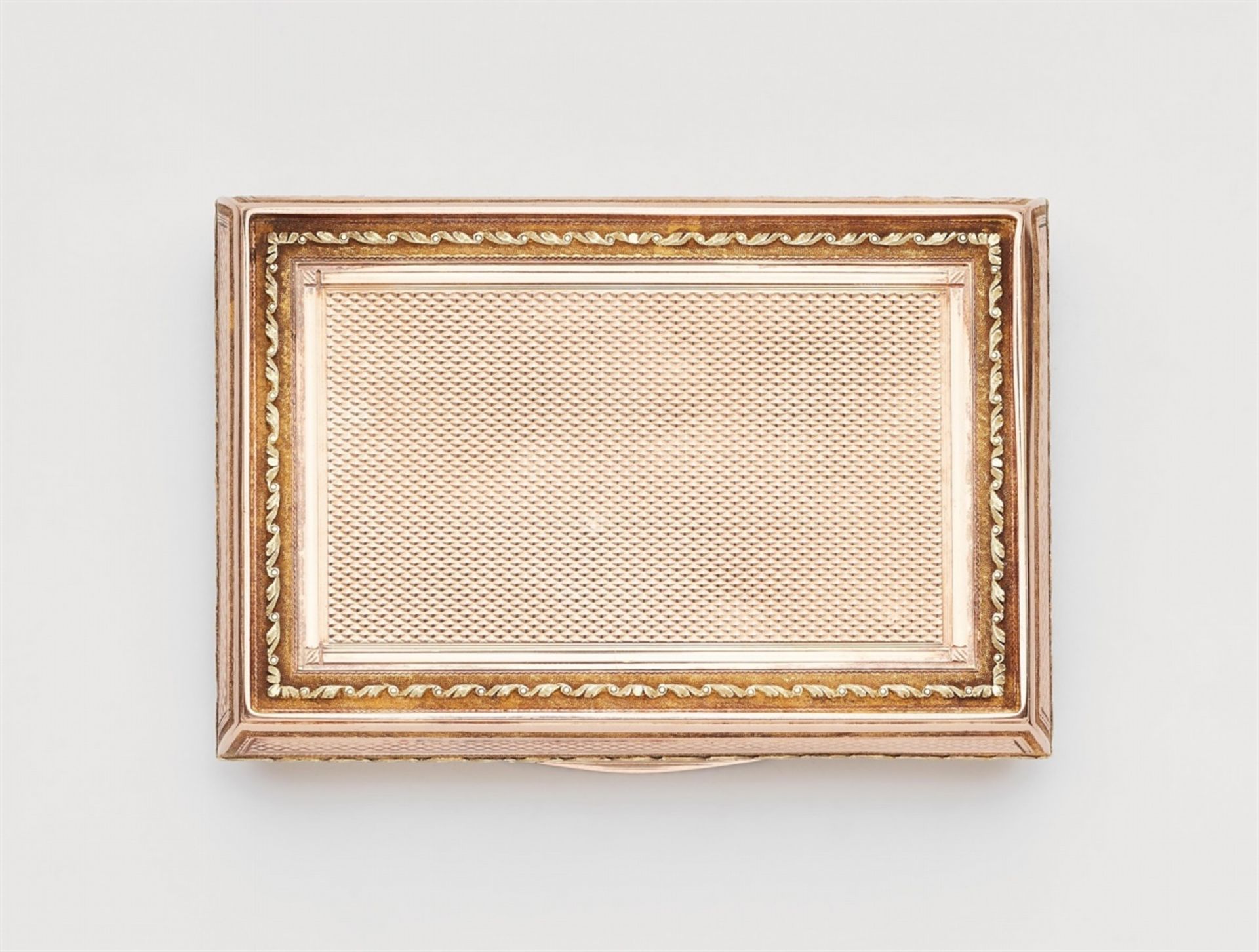 An 18k tri-coloured gold snuff boxOf moulded rectangular form, all faces with guilloche decor and - Bild 2 aus 3
