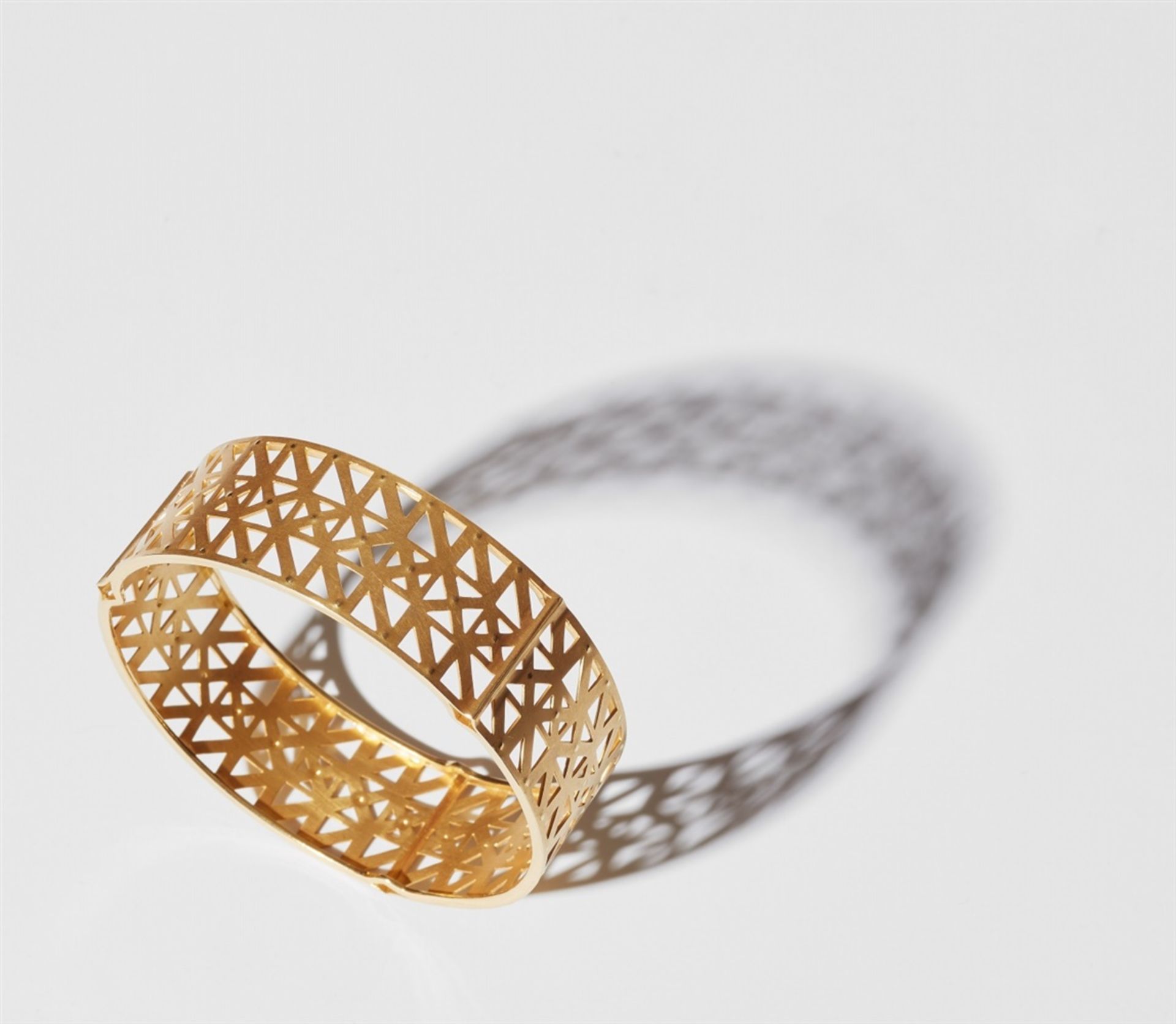 An 18k gold bangleDesigned as a gold band with fine pierced geometric decor and embossing. W 2 cm. - Bild 2 aus 3