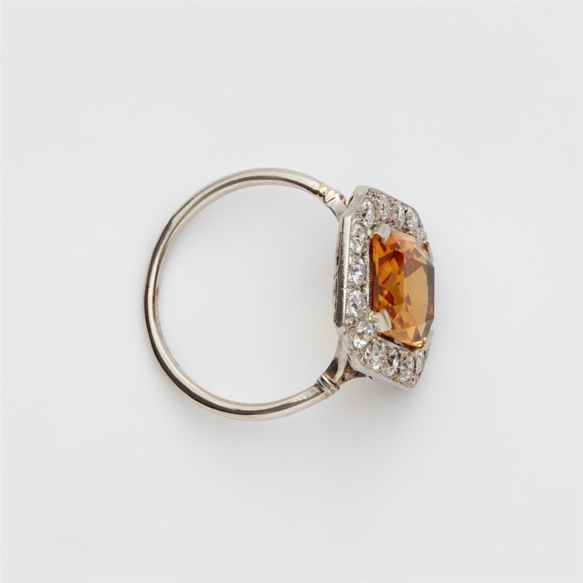 An Art Deco diamond and citrine ring18k white gold and platinum ring, the rectangular bezel - Bild 3 aus 3