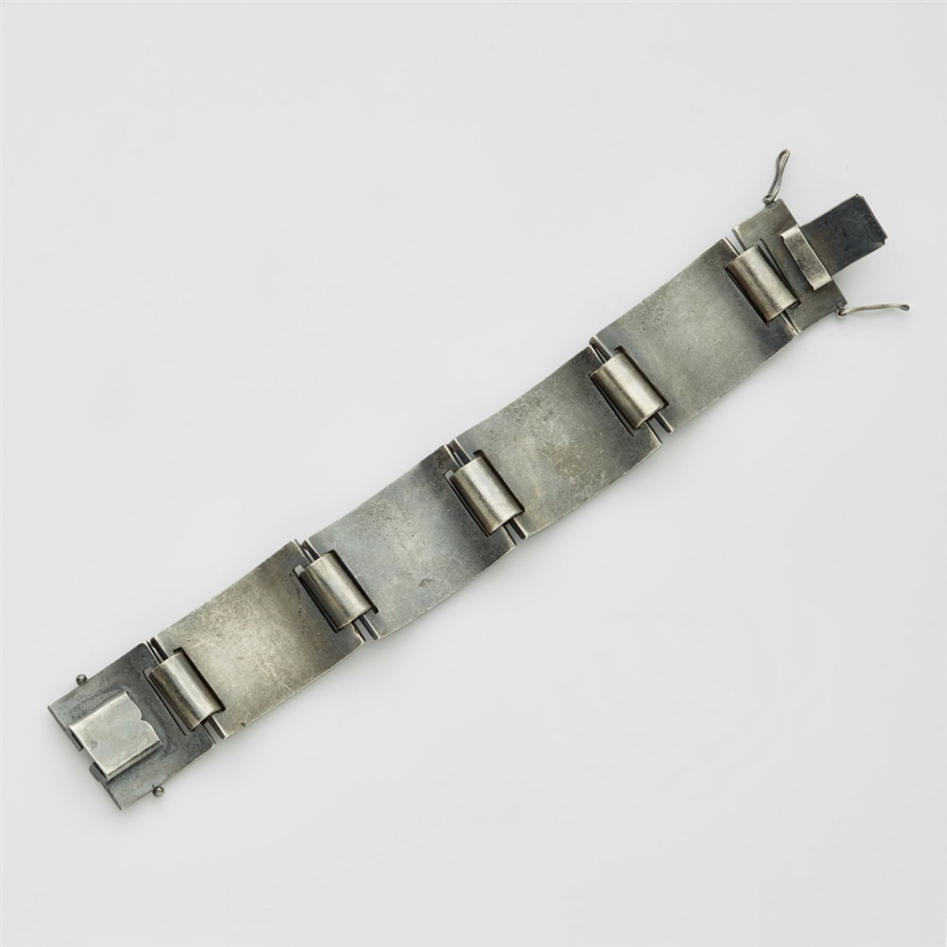 A silver Art Deco braceletSilver, parcel-gilt with 18k gold. Designed as a strand of slightly - Bild 2 aus 4