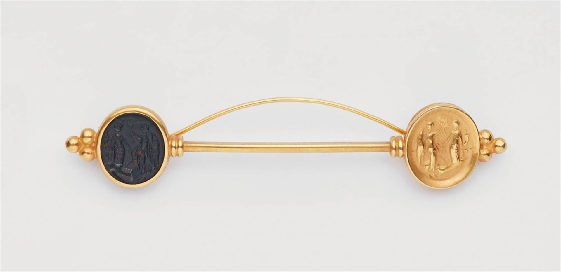 An 18k gold pin brooch with a Roman heliotrope intaglio and its impressionA forged 18k gold pin