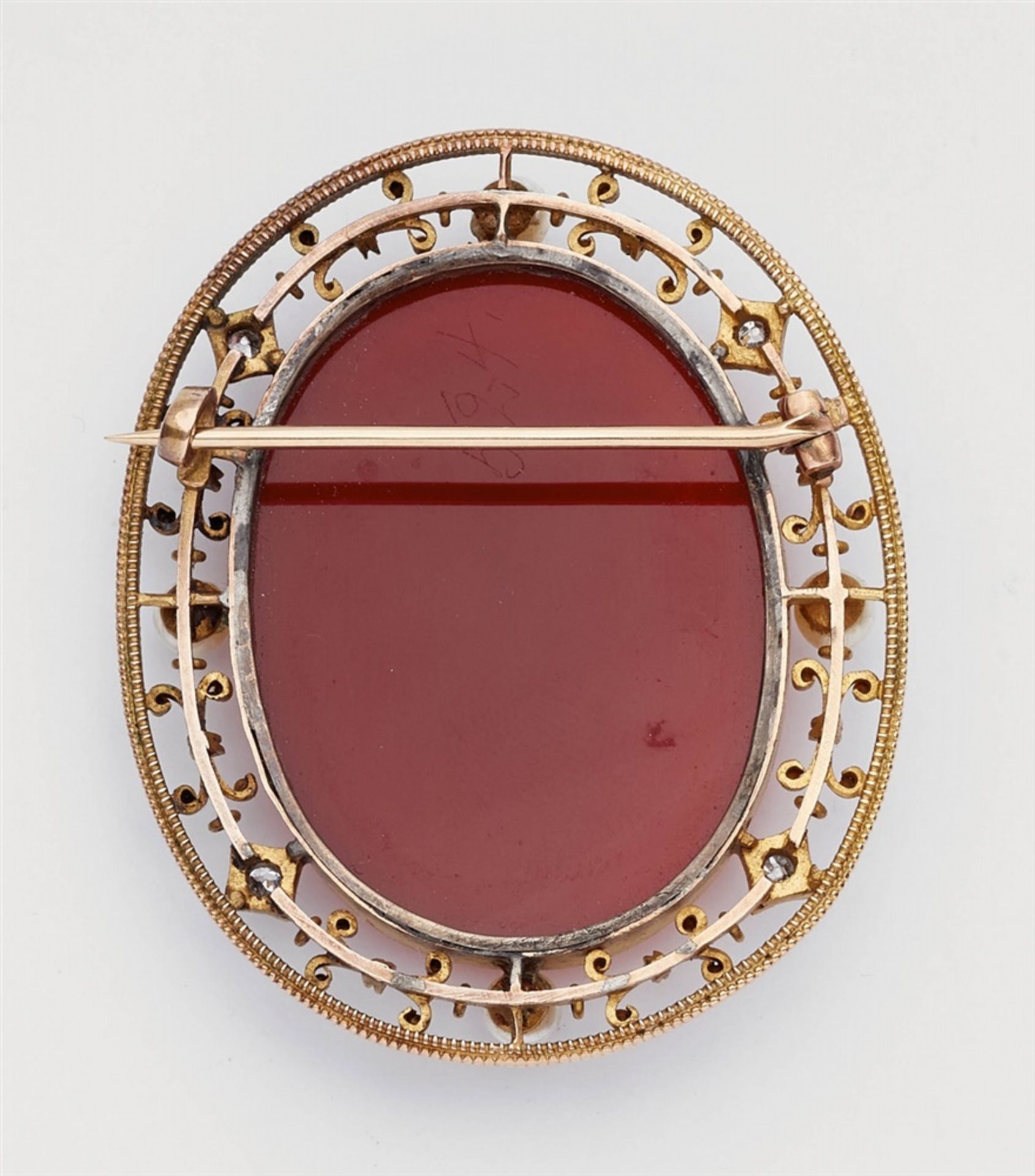 A 14k gold and agate cameo broochSet with an oval layered carnelian plaque finely carved with a - Bild 2 aus 2