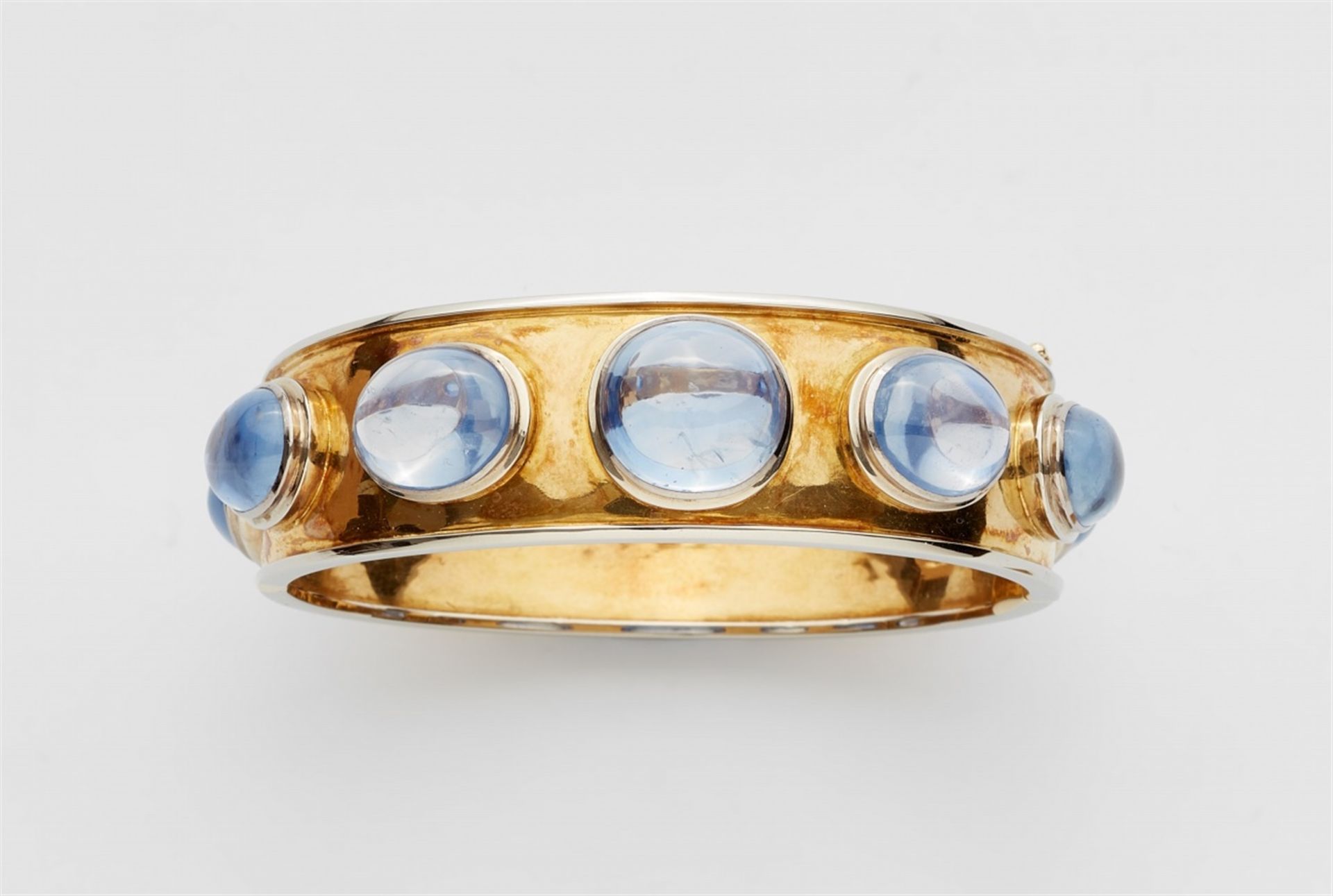 An 18k gold and Ceylon sapphire bracelet18 kt white and yellow gold Slightly convex bi-colour gold