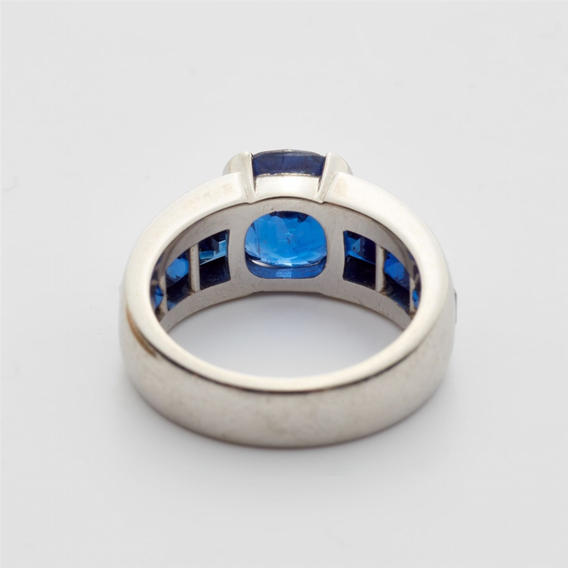 A platinum and sapphire ringThe band set with six carré-cut sapphires (in total c. 4 ct, very fine - Bild 3 aus 3