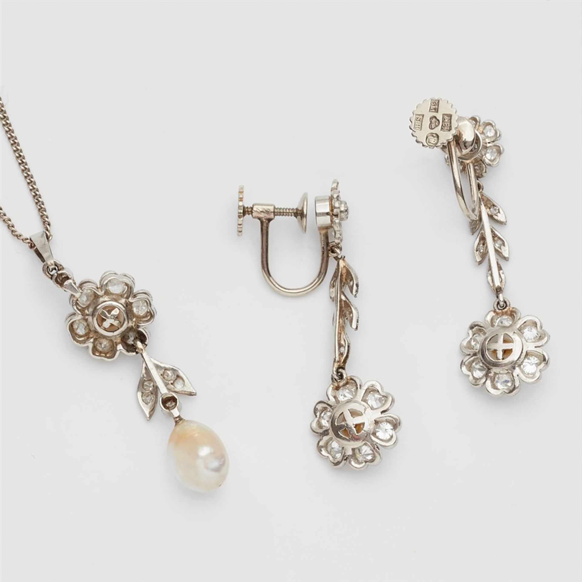 An 18k white gold, diamond and Oriental pearl pendant and earringsDesigned as festoons of - Bild 2 aus 2