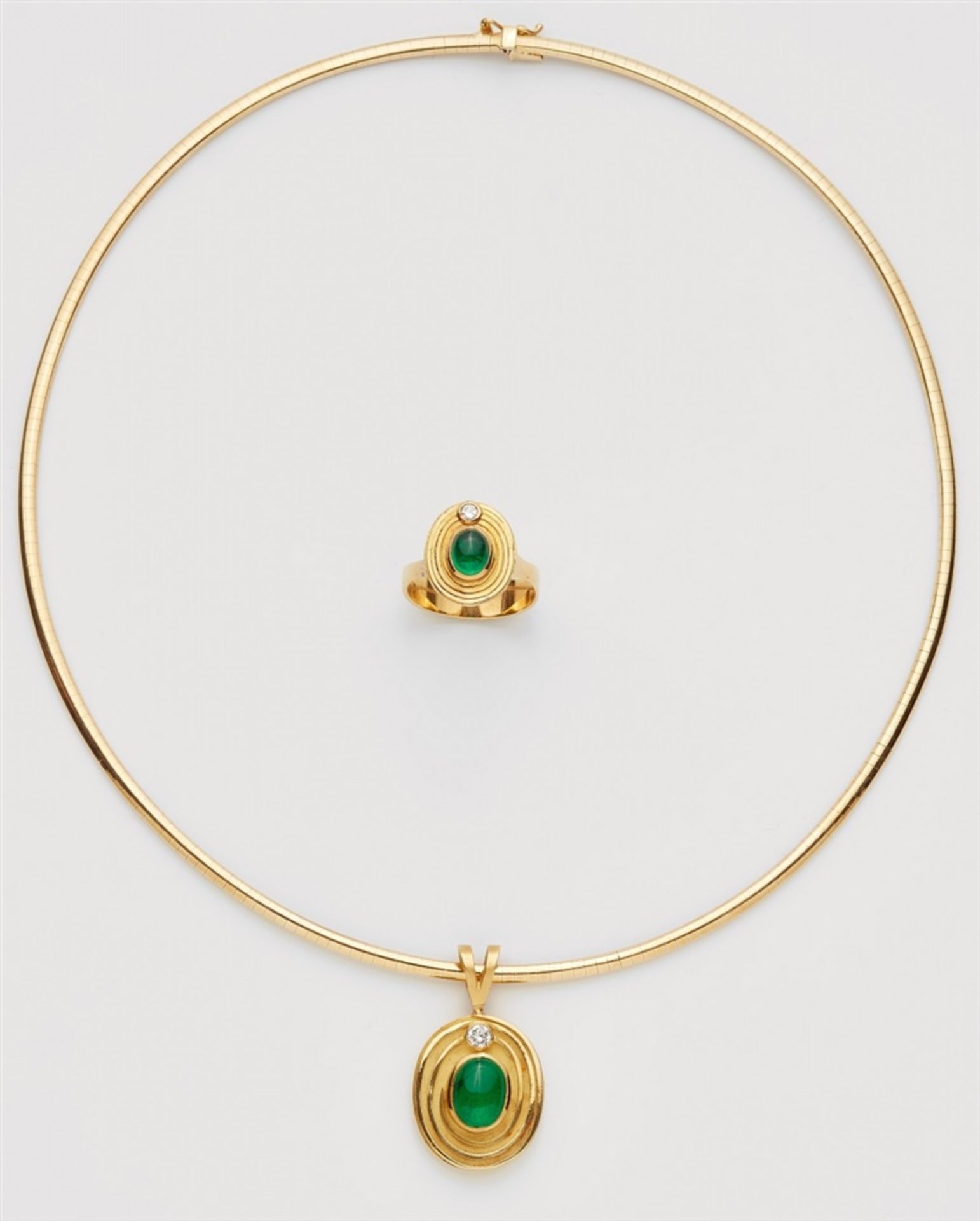 An 18k gold and emerald pendant and ringForged gold pendant and ring decorated in relief. The