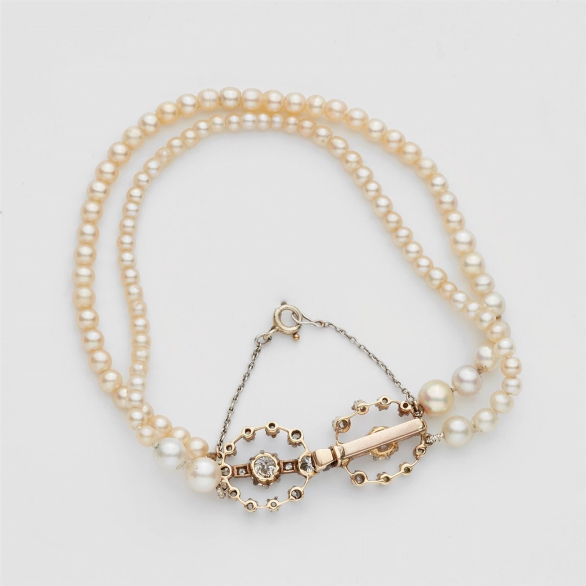 An Oriental pearl bracelet with a diamond claspA two-stranded bracelet made from 44/52 small - Bild 2 aus 6