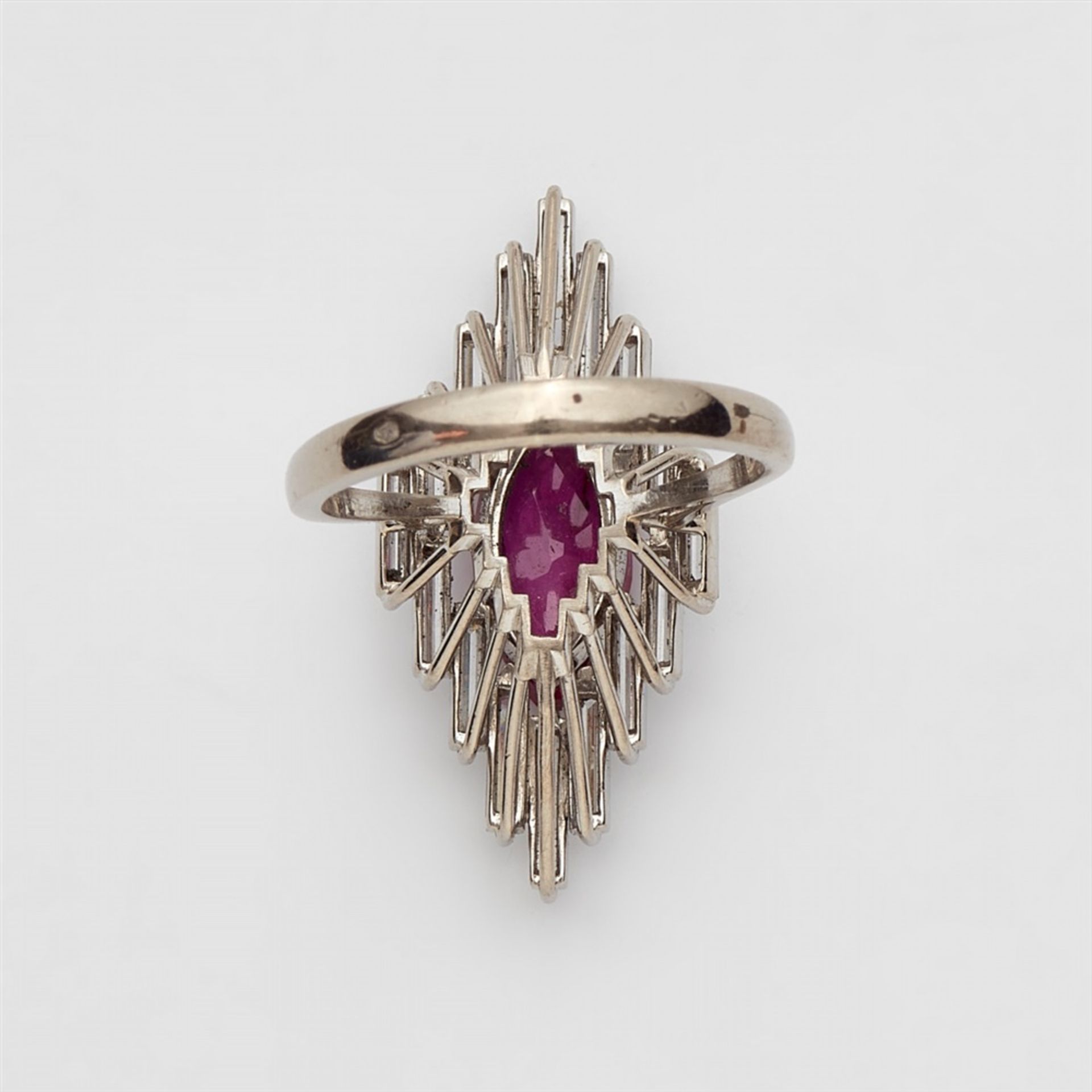 An 18k white gold and diamond marquise ring with a Burmese rubyThe elongated bezel set with a - Bild 3 aus 5