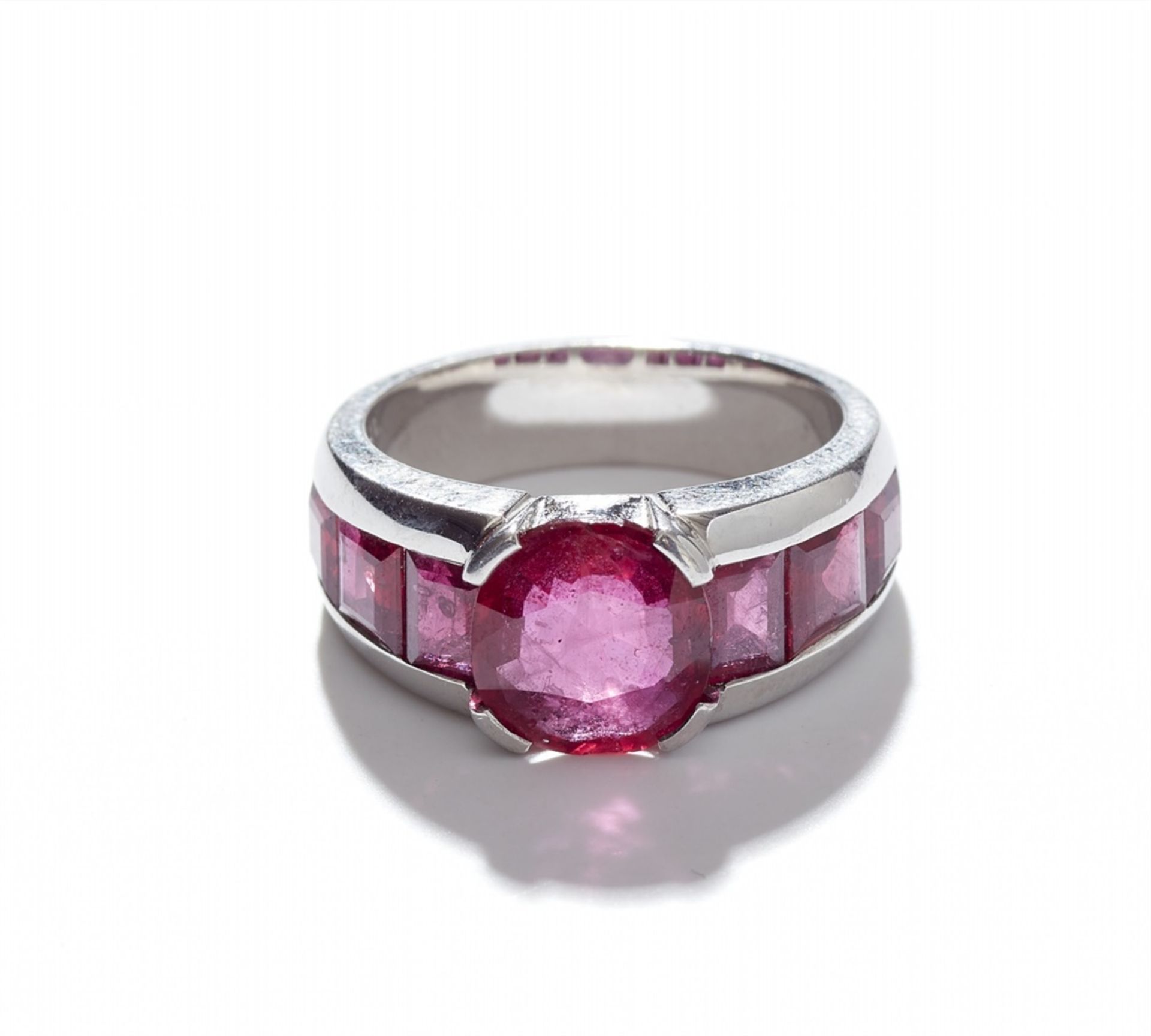 A platinum and ruby ringThe ring band set with six carré-cut rubies (in total c. 4 ct, very fine - Bild 6 aus 6