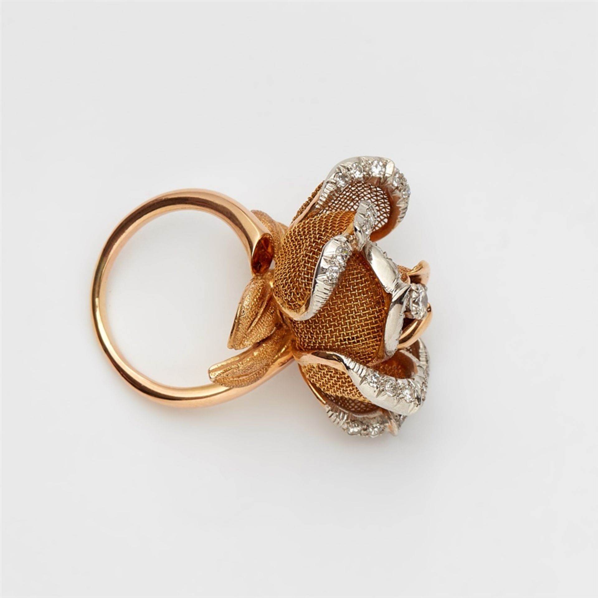 A French 18 ct gold and diamond rose cocktail ring18k bi-coloured gold ring with a bezel formed as a - Bild 4 aus 4